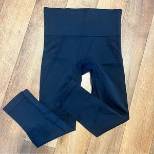 ATHLETA RECHARGE DRAWSTRING WAIST SEAMLESS STRETCH MESH CAPRI XS BLACK